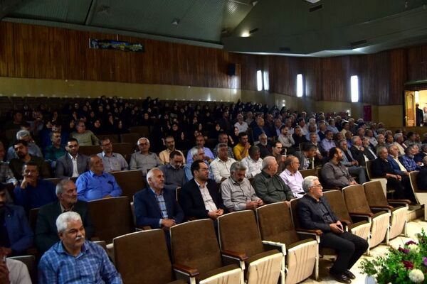 تجلیل از مدیران ۴۰ سال آموزش و پرورش اردکان