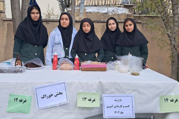 برگزاری بازارچه صنایع دستی و غذا در دبیرستان‌ حضرت‌ معصومه (س) شهرستان فیروزکوه
