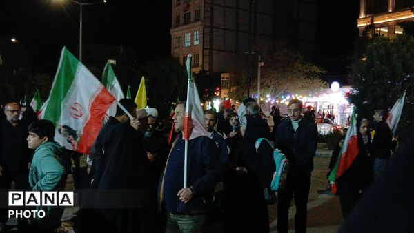 پرچم های ایران بر دستان وطن دوستان نیشابوری 