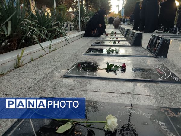 غبارروبی و عطرافشانی گلزار مطهر شهدا در نیشابور 