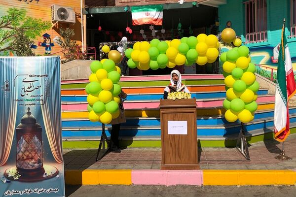 نواختن زنگ مصباح الهدی توسط مدیر آموزش و پرورش ناحیه 2 شهرری در دبستان طواف و معماریان 