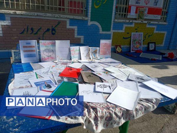 بازارچه به مناسبت دهه فجر در دبیرستان دخترانه انقلاب اسلامی 
