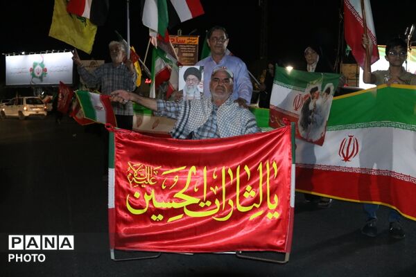 اهتزاز پرچم سه‌رنگ جمهوری اسلامی ایران در میدان امام حسین یزد 