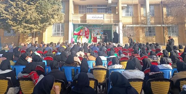 گرامیداشت سالگرد انقلاب با نواختن زنگ در دبیرستان دخترانه شاهد