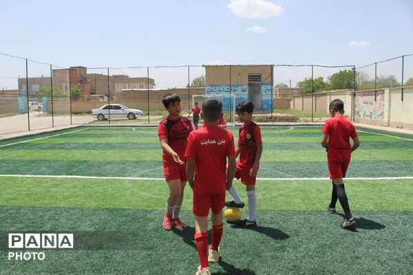 افتتاح زمین چمن مصنوعی در مدرسه شهید صفدری سه گنبد 