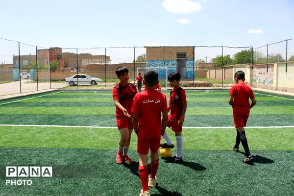 افتتاح زمین چمن مصنوعی در مدرسه شهید صفدری سه گنبد 