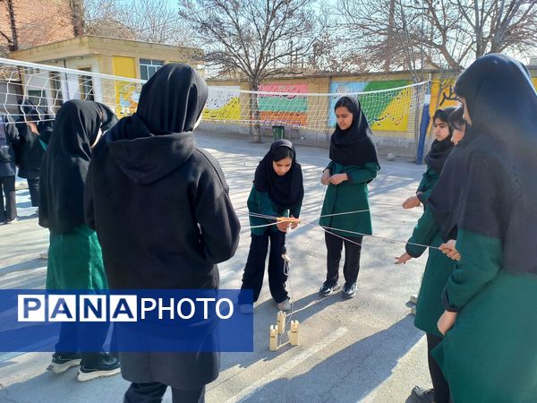 انجام بازی‌های گروهی دانش‌آموزان در مدرسه بهار آزادی