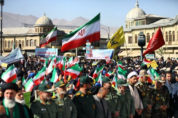 دانش آموزان و مسئولین در کنار یکدیگر، روز دانش‌آموز را رقم زدند