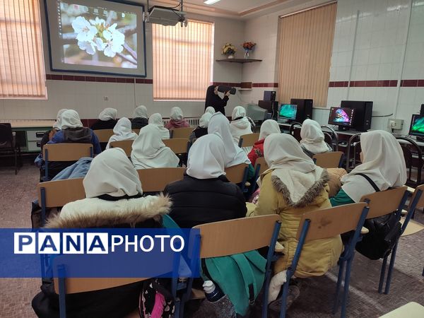بازدید دانش‌آموزان مدرسه شکوفه‌های انقلاب از پژوهش‌سرای رازی