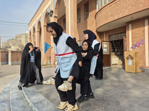 مانور سراسری زلزله در دبیرستان اعطایی ناحیه ۳ مشهد