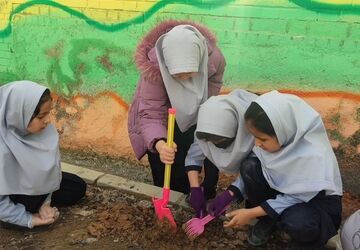 مراسم درختکاری در دبستان فاطمه اهری هاشمی