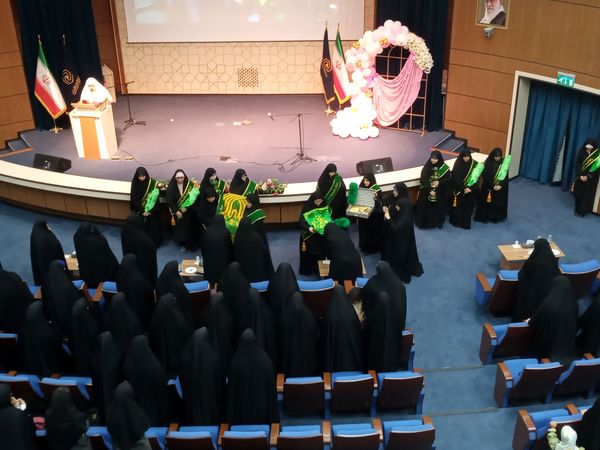 حضور دانش‌آموزان دبیرستان میعاد قم در همایش مرکز مدیریت حوزه علمیه خواهران به مناسبت دهه کرامت