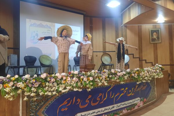محفل حافظ‌خوانی در کانون فرهنگی تربیتی حضرت زینب(س)