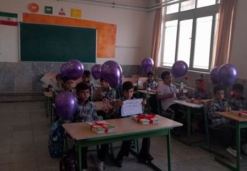 جشن شکوفه‌ها در دبستان پسرانه علامه در شهرستان بن 