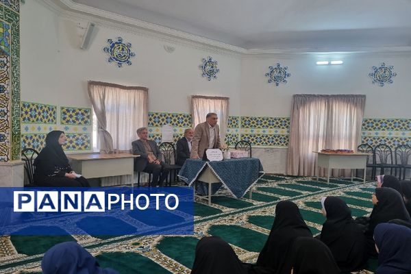 مراسم تجلیل و تکریم مقام آزاده در دبیرستان شاهد شهید حمامی ناحیه ۶ مشهد