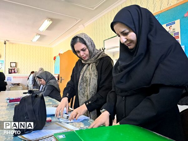 تحویل کارنامه دانش‌آموزان در مدرسه سید میرزایی