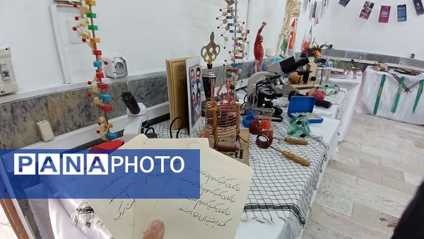 برپایی نمایشگاه دستاوردهای انقلاب‌اسلامی در دبیرستان نمونه‌تربیت شهرستان محلات
