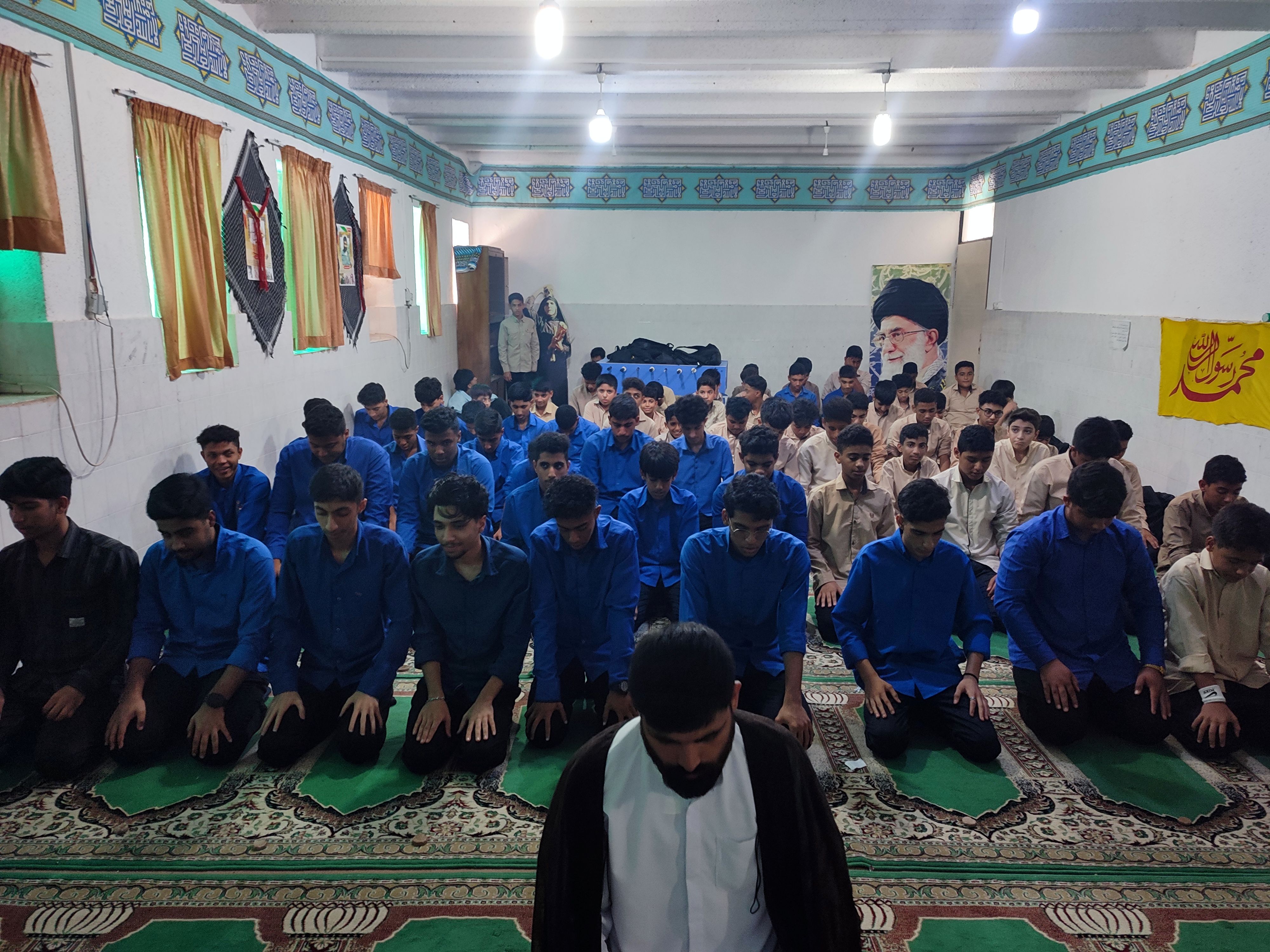 اقامه نماز جماعت مشترک در دبیرستان‌های دوره اول و دوم جزیره بوموسی