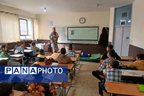 آموزش کمک‌های اولیه در مدرسه شهید فتوحی رباط‌کریم