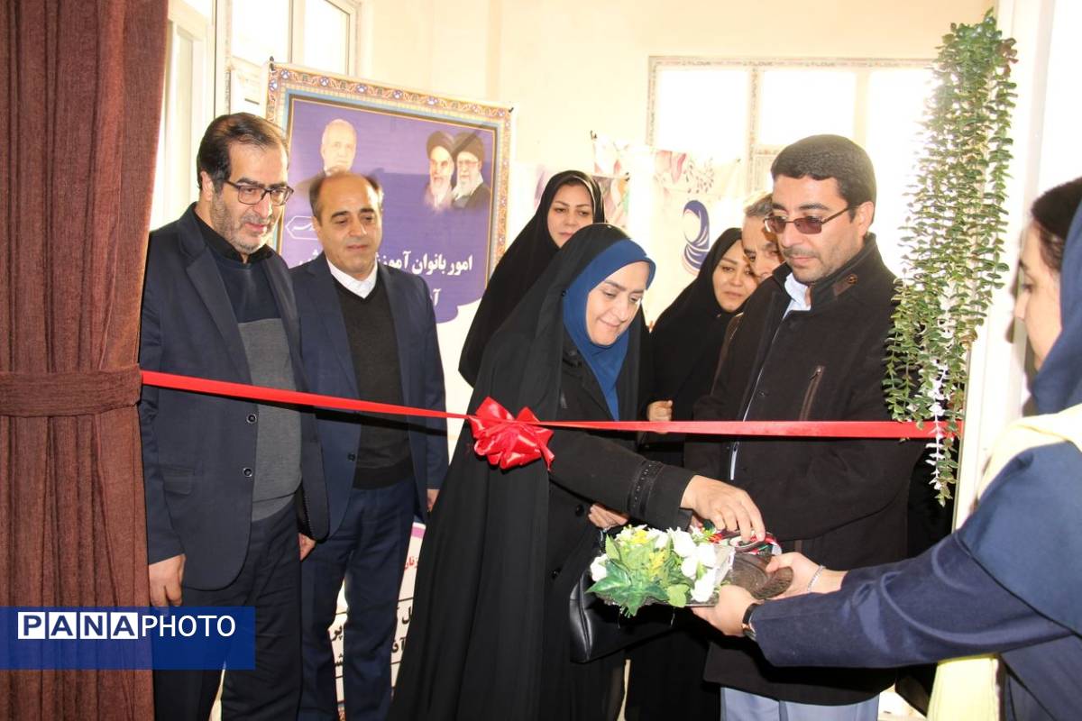 افتتاح نمایشگاه شکوفایی هنر و مهارت زنان و دختران هنرستان استاد شهریار 