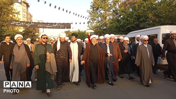 ایستادن علمای شیعه و سنی در یک صف برای نماز بر پیکر شهید
