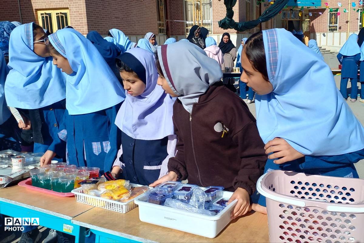بازارچه دانش‌آموزی در دبستان ظریف کار فرد 2 شیراز