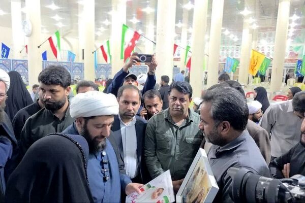 تقدیم هدایای رهبر معظم انقلاب به خانواده شهدای مدرسه میناب