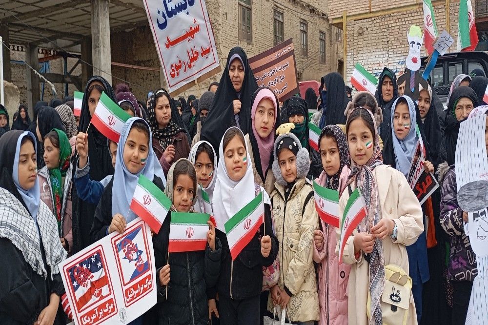 حضور کودکان و دانش آموزان در راهپیمایی یوم‌الله ۲۲بهمن در شهر بار نیشابور
