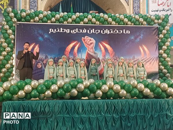 تجدید بیعت دختران وطن با آرمان‌های انقلاب در حسینیه امام