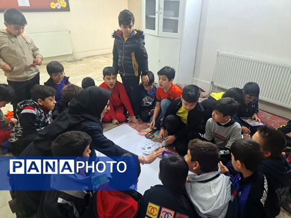 طرح نقاشی گروهی رو پارچه به‌مناسبت روز پرستار در دبستان مبتکران ۳ مشهد