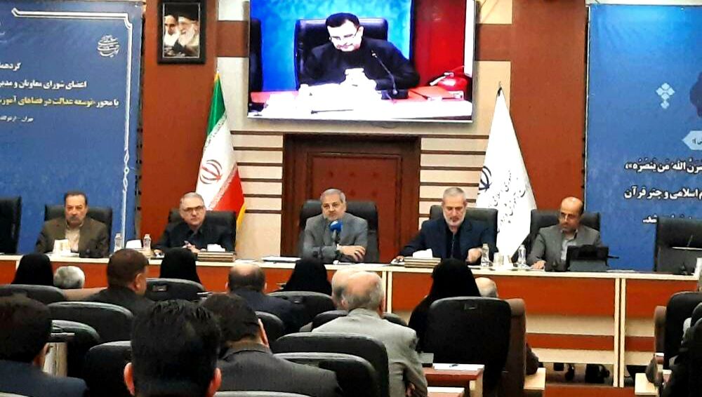 تمام تمرکز مدیران بر اجرایی‌سازی نقشه راه سند تحول بنیادین به عنوان اصلی‌ترین راهبرد کلان آموزش و پرورش باشد