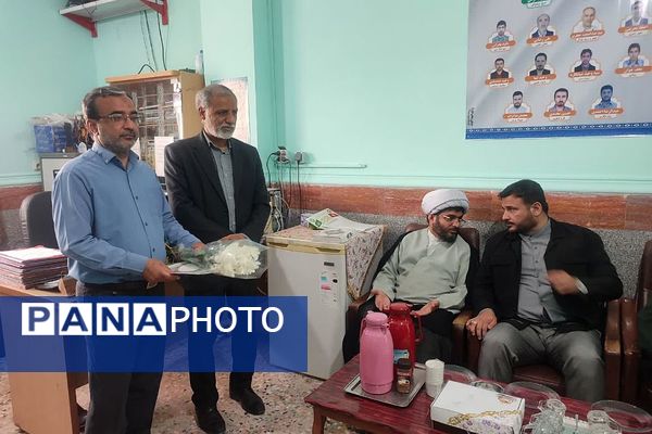 تجلیل از مدیر و کارکنان مدرسه نمونه رازی سعدآباد