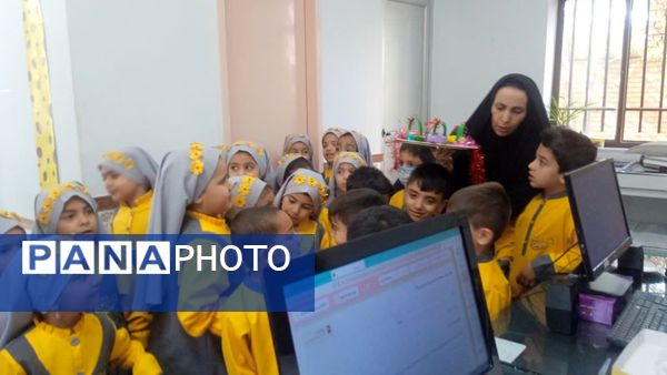 قدردانی از کارکنان خانه‌های بهداشت روستای فدافن در روز پرستار