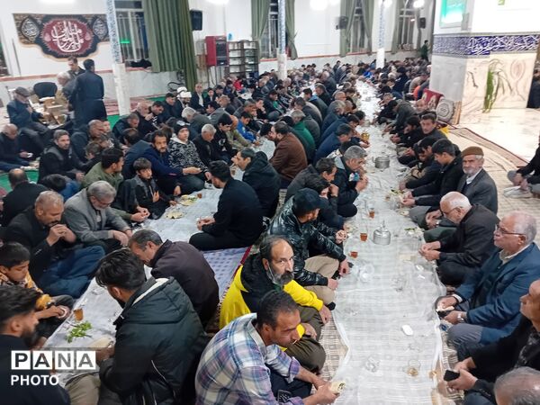 فضای امامزاده سیدمحمد (ع)پر از عطر وبوی همدلی درکنار سفره متبرک افطاری