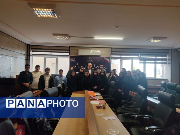 اهدای حکم دانش‌آموزان شورای دانش‌آموزی ناحیه 2