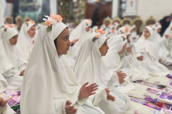 حضور دختران دبستان حکمت نبوی ناحیه دو شهرری در مراسم جشن عبادت