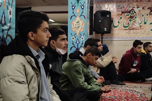 در اغنای دل‌ها هنرستان موفقیان اسلامشهر میزبان آیین فاطمیه و سفره احسان بانوی نور بود
