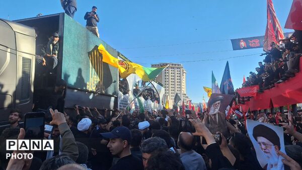 مشهد، در آغوشِ حرم، با رهبر شهید وداع کرد