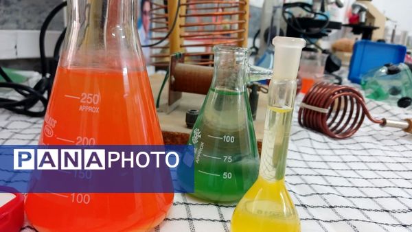 برپایی نمایشگاه دستاوردهای انقلاب‌اسلامی در دبیرستان نمونه‌تربیت شهرستان محلات