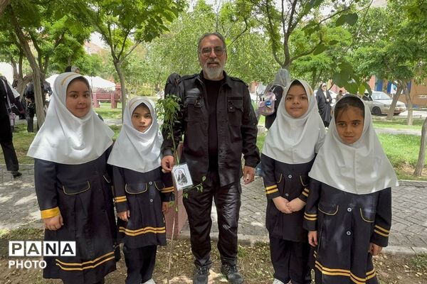 کاشت نهال در هفته معلم به نیابت از شهدای فرهنگی و دانش‌آموز در فرهنگسرای ولاء ناحیه دو شهرری 