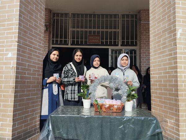 اهدای جوایز به دانش‌آموزان برتر آموزشی‌ و پرورشی مدرسه انقلاب اسلامی مشهد