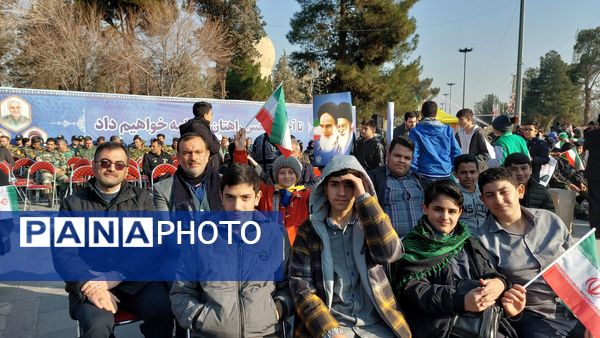 کاروان دانش‌آموزی در طنین عشق و ارادت رهسپار حرم امام (ره) 