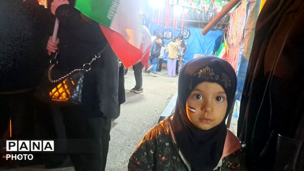 کودکان و جوانان انقلابی کاشمر در میدان خیابان