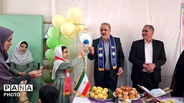 آیین سپاس معلم در مدرسه تمام تشکیلاتی سمیه منطقه مهربان 