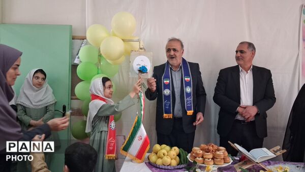 آیین سپاس معلم در مدرسه تمام تشکیلاتی سمیه منطقه مهربان 