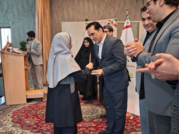 تقدیر از پژوهشگران برگزیده ناحیه 5 مشهد