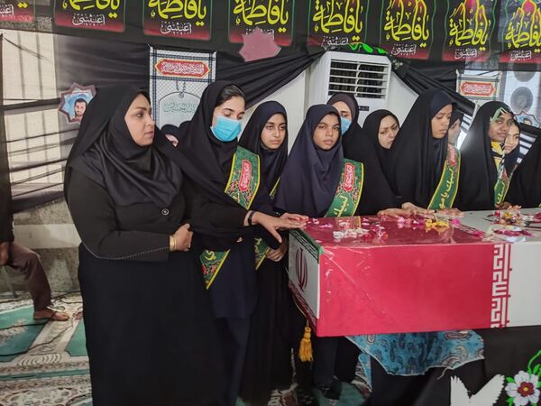 استقبال پرشور از شهید گمنام در هنرستان زهرای مرضیه بندرعباس