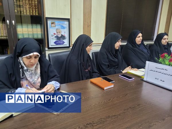 جلسه ستاد شاهد با حضور مسئولان بنیاد شهید در ناحیه یک بندرعباس