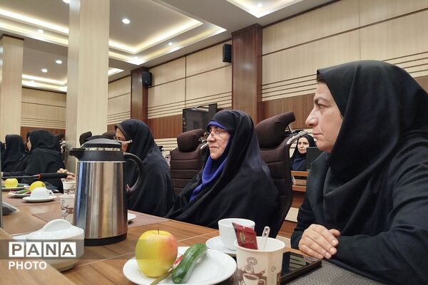تقدیر از معلمان نمونه استانی به مناسبت گرامیداشت هفته معلم در ناحیه دو شهرری 