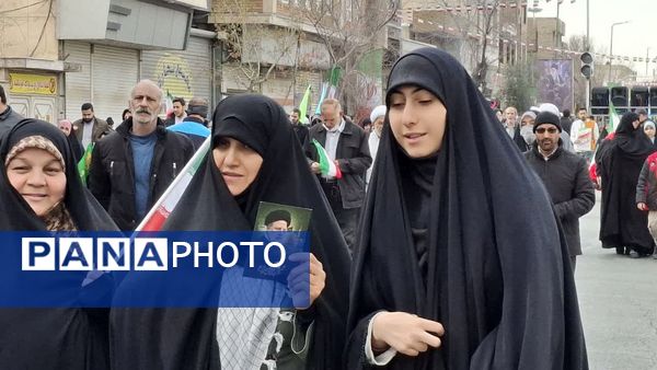 شکوه حضور نوجوانان در راهپیمایی 22 بهمن مردم قم